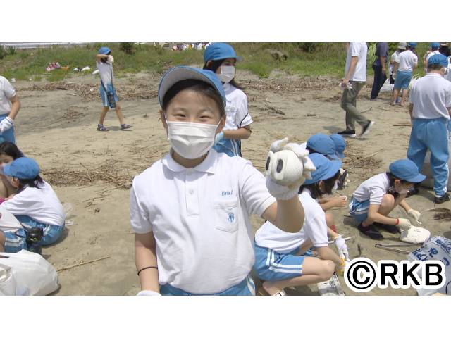 “水族表現家”二木あい、玄界灘へ。 福岡の海でプラスチックごみ問題の実態に迫る