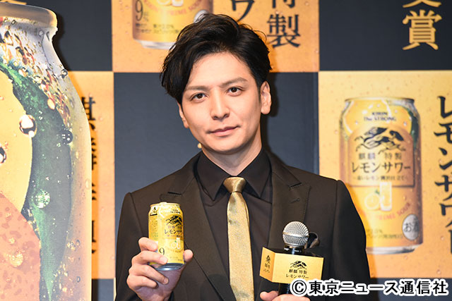 生田斗真がレモンサワーで乾杯。「自宅で飲む時に、脳内でミスチルが流れます」