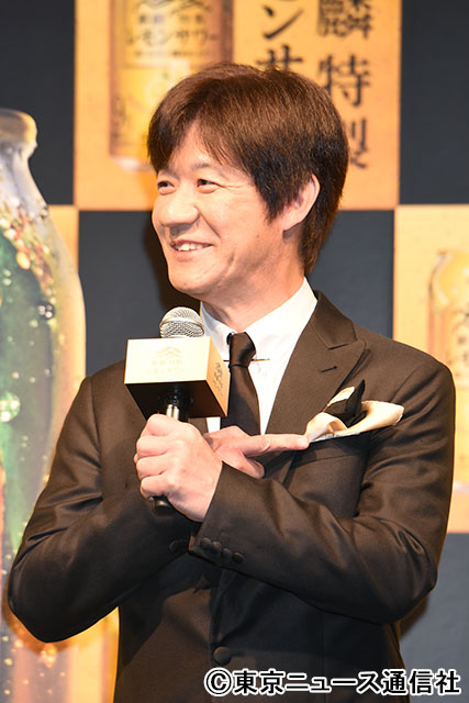 生田斗真がレモンサワーで乾杯。「自宅で飲む時に、脳内でミスチルが流れます」