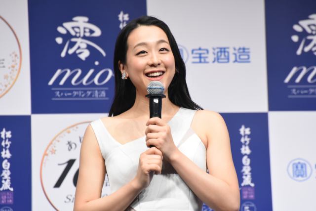 浅田真央がスパークリング清酒のおいしい楽しみ方を伝授！ 2020年の一文字は“進”