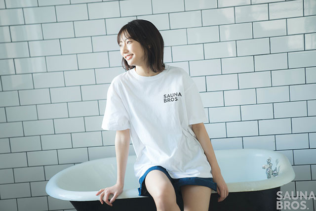 サウナ雑誌「SAUNA BROS.」の公式ECサイトがオープン！ Tシャツ、マスクなど公式グッズを販売開始。モデルに武田玲奈