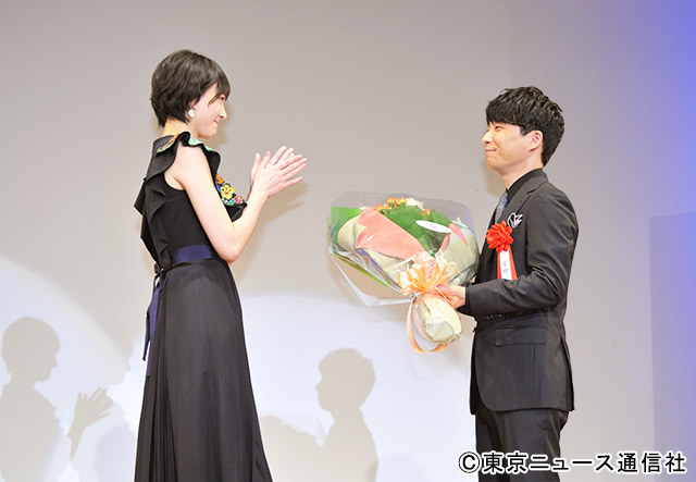 【BRAND NEW TV WORLD!!】祝！「逃げ恥婚」星野源から新垣結衣へ花束贈呈／東京ドラマアワードより