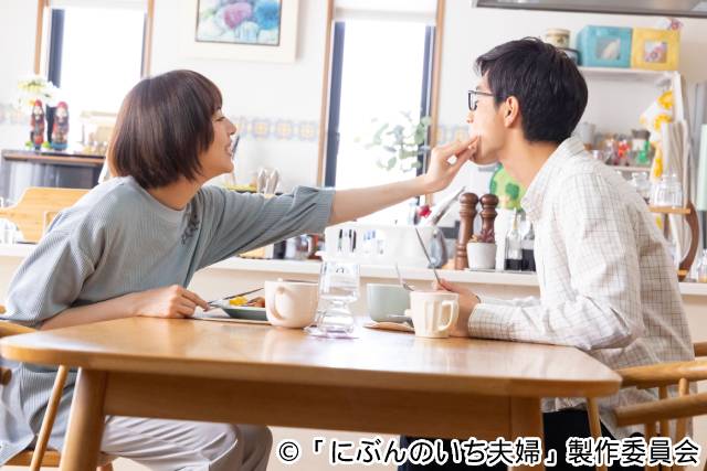 比嘉愛未＆竹財輝之助が語る「にぶんのいち夫婦」の注目ポイントは… “竹財さんのバックハグ”＆“見たことのない比嘉さん”