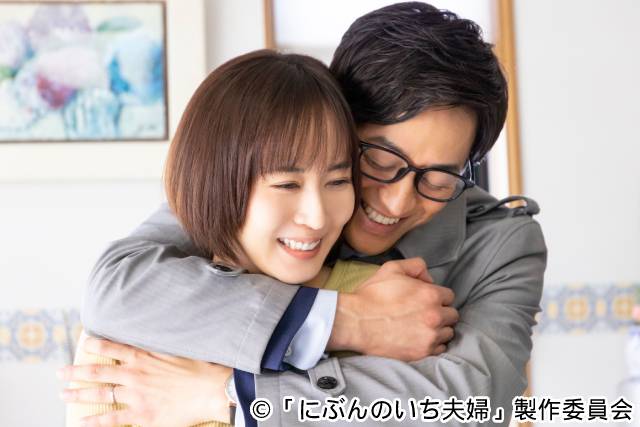 比嘉愛未＆竹財輝之助が語る「にぶんのいち夫婦」の注目ポイントは… “竹財さんのバックハグ”＆“見たことのない比嘉さん”