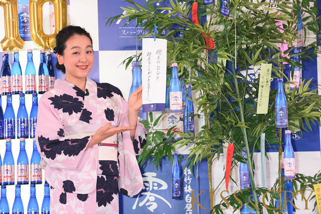 浅田真央が浴衣姿で短冊に願いを。「過去の自分を超えることができますように」