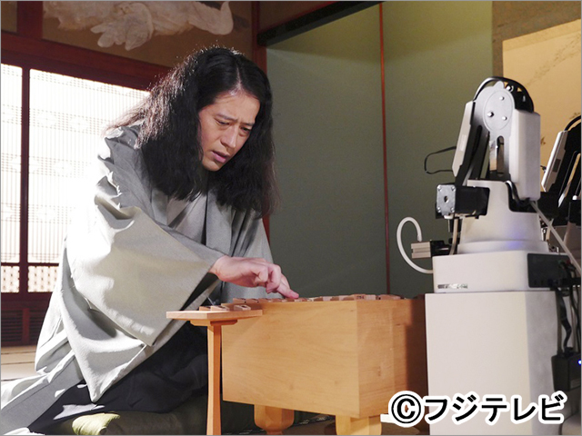 又吉直樹、「世にも奇妙な物語」初主演。AI棋士を相手に対局