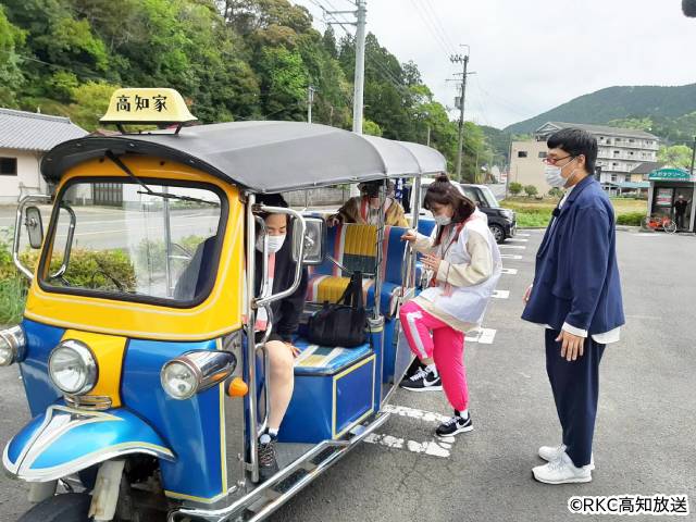 「山ちゃんが完全ガイド!! 1泊2日女子旅お遍路」トゥクトゥクに乗る山里亮太、ゆりやんレトリィバァ、YOU、西野未姫