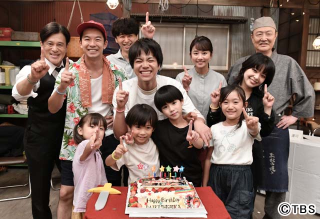 「#家族募集します」主演・重岡大毅が29歳に。スタッフ＆キャストが“ワンチーム”で祝福