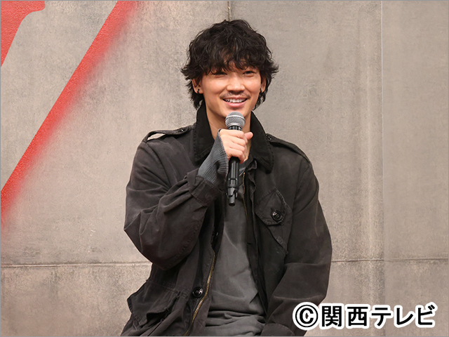 綾野剛、「アバランチ」で共演の福士蒼汰＆千葉雄大に“意外な素顔”を明かされ照れ笑い