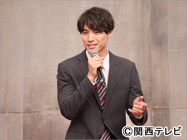 綾野剛、「アバランチ」で共演の福士蒼汰＆千葉雄大に“意外な素顔”を明かされ照れ笑い