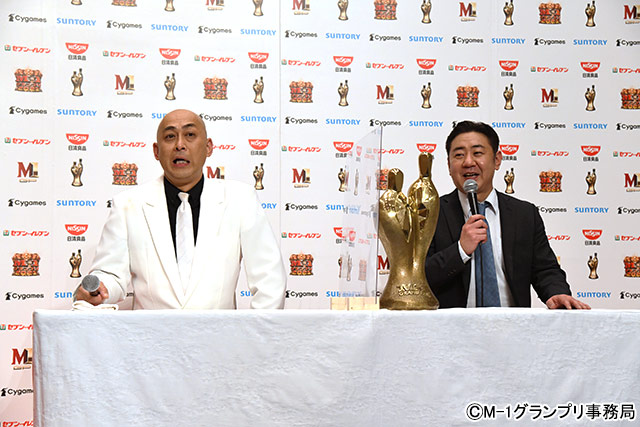 錦鯉が「M-1グランプリ2021」優勝！ 史上最年長50歳の王者、長谷川が相方・渡辺の言葉に号泣