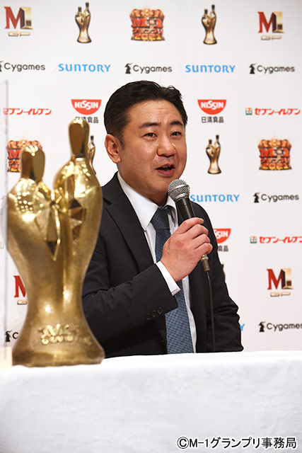 錦鯉が「M-1グランプリ2021」優勝！ 史上最年長50歳の王者、長谷川が相方・渡辺の言葉に号泣