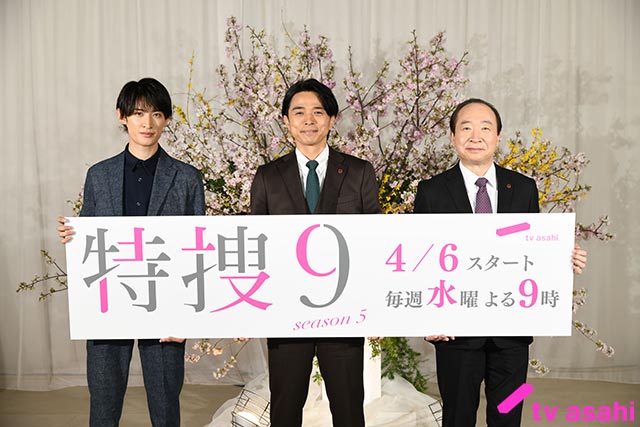 「特捜9」season5から加入のSnow Man・向井康二「緊張して、たまに手も震えます」。井ノ原快彦「初々しくも勉強になる部分もある」