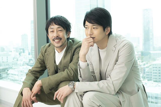 向井理×北村有起哉の爆笑対談！「先生のおとりよせ」過酷すぎた撮影現場とは!? 向井「先輩ですけど、戦友という感じです」北村「本当に刺激的な日々でした」