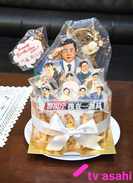 「警視庁・捜査一課長」内藤剛志の誕生日をサプライズで祝福。「現場で楽しい毎日を過ごせることが、何よりも最高！」