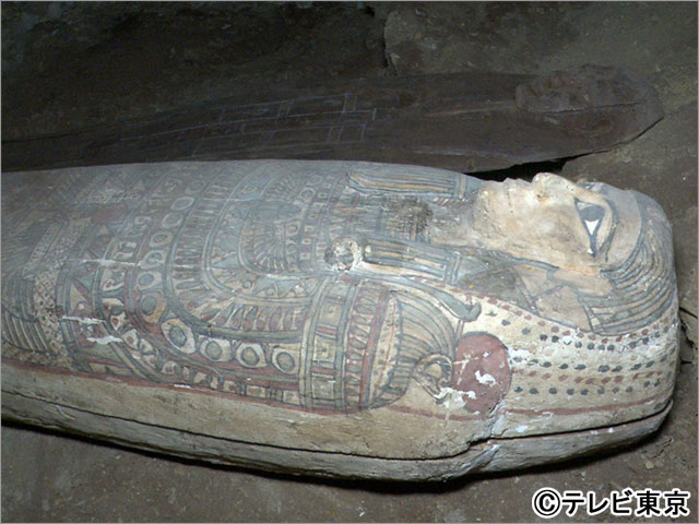 有吉弘行、古代エジプトの棺から出現した“金の仮面”に驚がく！ 奇跡の歴史的瞬間を同時中継