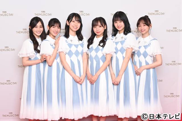 「THE MUSIC DAY 2022」日向坂46がアイドルメドレーで麻丘めぐみと「わたしの彼は左きき」を披露