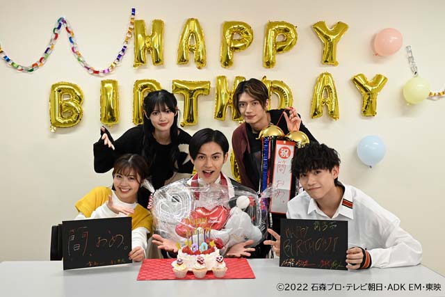 「仮面ライダーギーツ」簡秀吉の20歳誕生日を共演者が祝福！「一皮むけたところを全身全霊で見せたい」