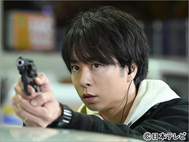 「大病院占拠」櫻井翔が銃をかまえる緊迫の第1話場面写真＆あらすじが解禁