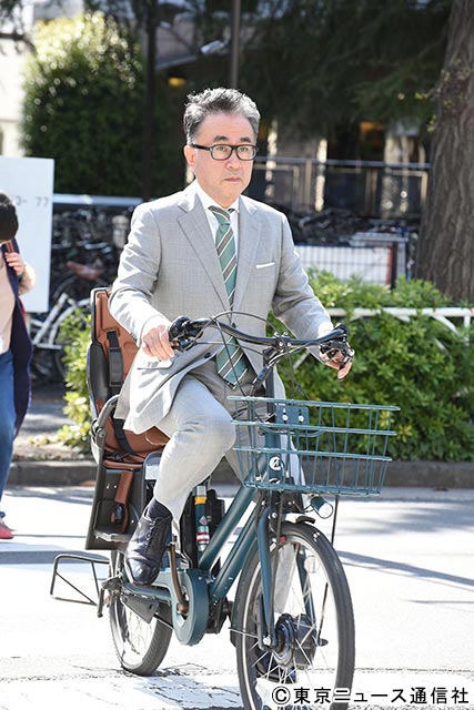 向田賞の会見会場に自転車で颯爽（さっそう）と現れた三谷氏