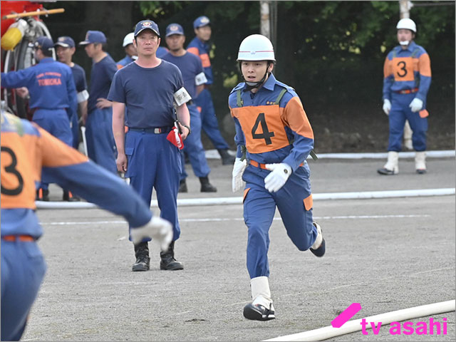 中村倫也主演「ハヤブサ消防団」で猛特訓の末に放水に挑戦！ 本物の消防車＆エキストラ275人が結集