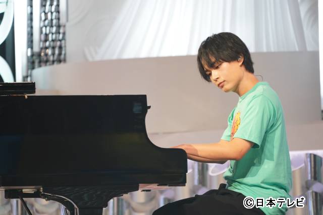 【24時間テレビ46】大西流星のピアノ伴奏で中学生総勢84人が合唱。坂本九が残した名曲「心の瞳」を披露