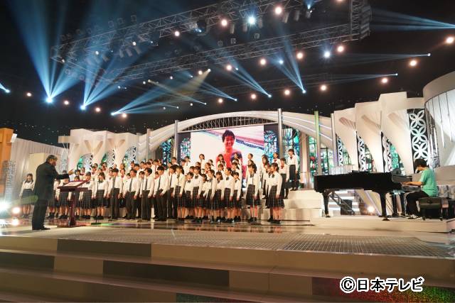 【24時間テレビ46】大西流星のピアノ伴奏で中学生総勢84人が合唱。坂本九が残した名曲「心の瞳」を披露