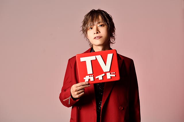 岡本信彦が「週刊TVガイド9／29号」に登場！ “赤”の世界観で撮影した特典生写真を公開