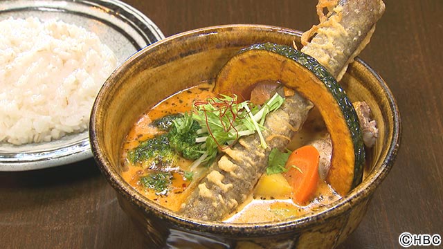 大きなごぼうが“芸術的”でインパクト大のスープカレー／夜のブラキタ