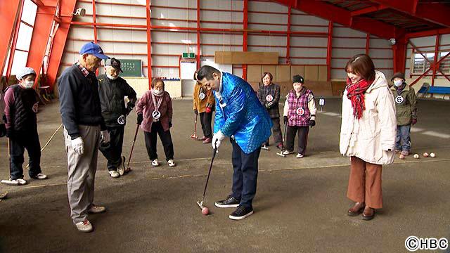 大江裕、町民とゲートボールをプレー／HBC北海道放「大江裕の北海道 湯るり旅」