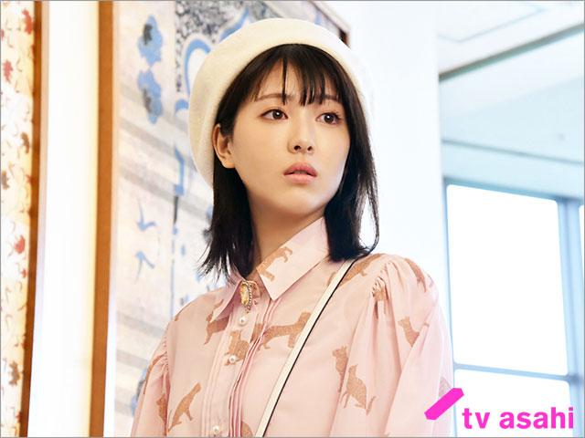 浜辺美波主演「アリバイ崩し承ります」、高校の制服姿からドレッシーな装いまでシーン写真が一挙公開