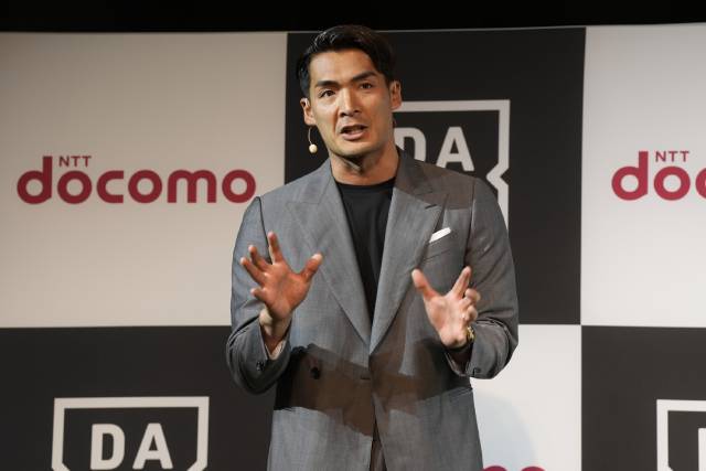 槙野智章、杉⾕拳⼠、すゑひろがりずが会見に登場! ドコモとDAZNがパートナーシップを締結