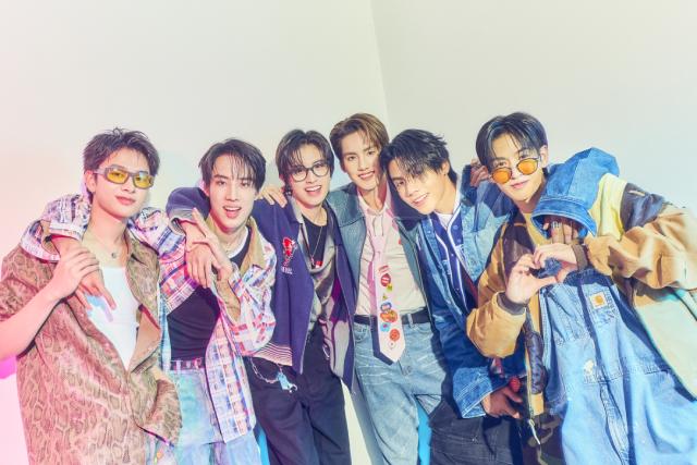 タイの超人気12人組ボーイズグループ・BUS because of you i shineが日本の音楽雑誌に初登場!!