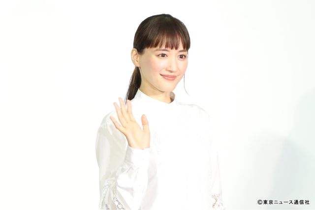 綾瀬はるかが撮影の合間に佐野勇斗とダンス!? ドラマ「ひとりでしにたい」への思いを語る