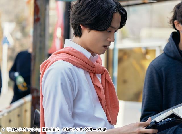 「六月のタイムマシン」幼なじみを演じる志賀李玖、松本大輝らの貴重なオフショットが到着