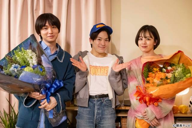 「パラレル夫婦」伊野尾慧＆伊原六花がクランクアップ♪　松倉海斗がサプライズで現場に登場！