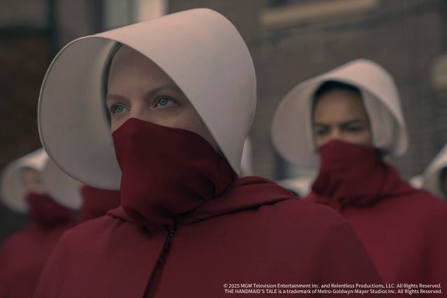 「ハンドメイズ・テイル」特別映像が公開。あらがい続けた女性たちの怒りがついに革命の炎に