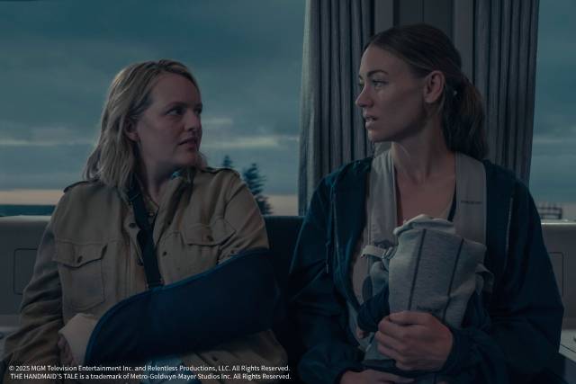 「ハンドメイズ・テイル」特別映像が公開。あらがい続けた女性たちの怒りがついに革命の炎に