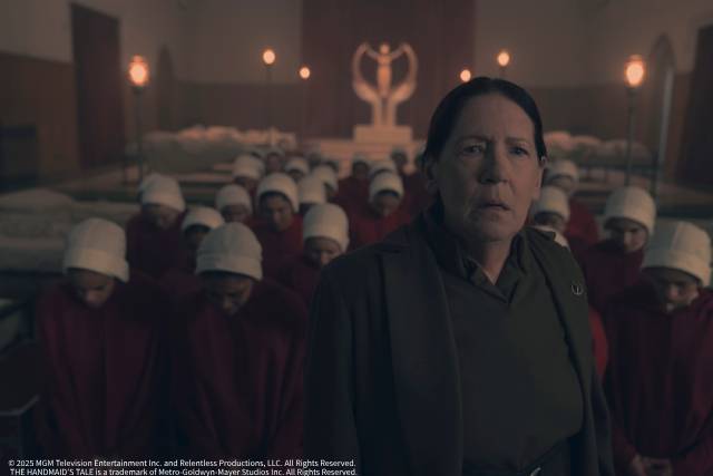 「ハンドメイズ・テイル」特別映像が公開。あらがい続けた女性たちの怒りがついに革命の炎に