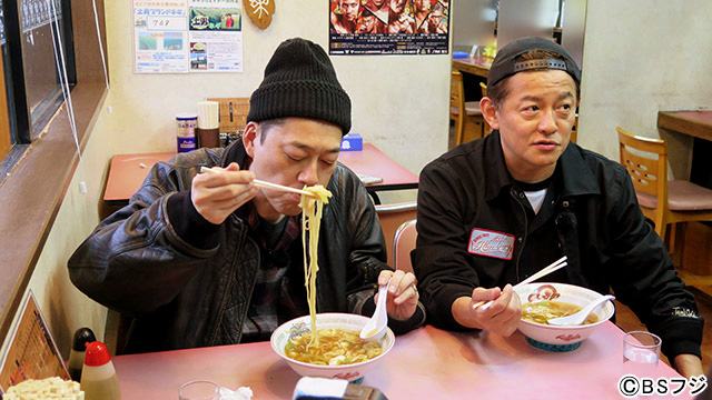 有名ラーメン店「珍達そば」で看板メニューの珍達そばに舌鼓を打つ井戸田＆設楽／BSフジ・新番組のバイク旅「いちにの参拝」