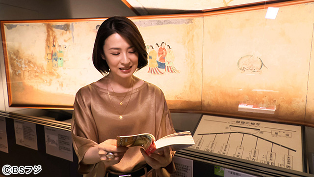 「天上の虹」を手に持統天皇に触れる檀れい／BSフジ「旅する百人一首～みやびな日本の情景～」