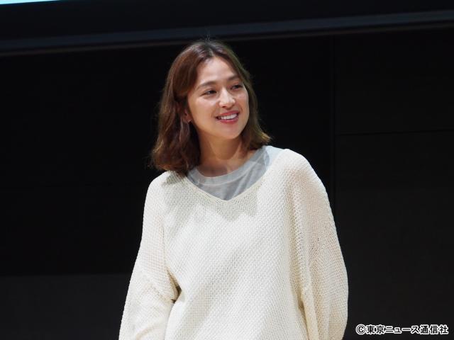中村アン“罵倒が快感”に!?「こんばんは、朝山家です。」会見で告白！　小島健は先生役に手応え