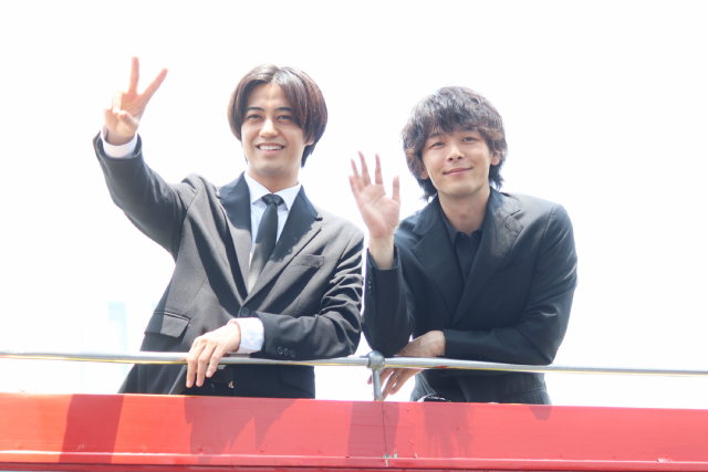 「DOPE　麻薬取締部特捜課」髙橋海人＆中村倫也がバスで都内に登場！　初回放送をアピール