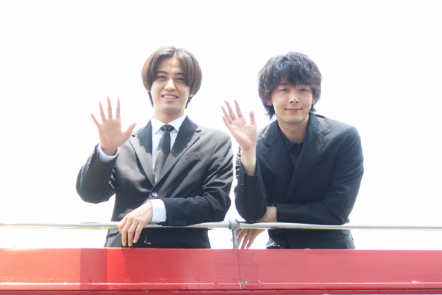 「DOPE　麻薬取締部特捜課」髙橋海人＆中村倫也がバスで都内に登場！　初回放送をアピール