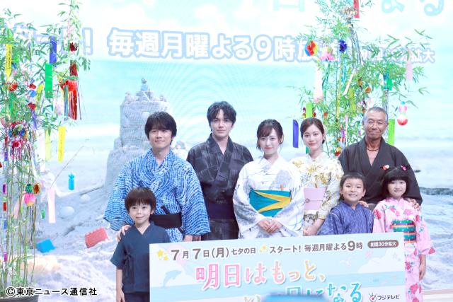 「明日はもっと、いい日になる」制作発表。福原遥、林遣都らが子役と手をつないで浴衣で登場！