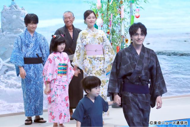 「明日はもっと、いい日になる」制作発表。福原遥、林遣都らが子役と手をつないで浴衣で登場！
