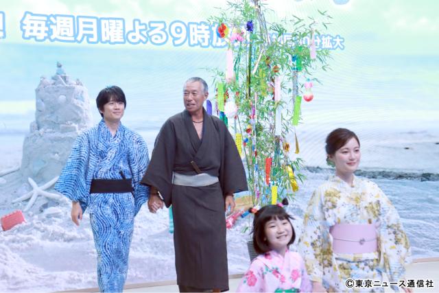 「明日はもっと、いい日になる」制作発表。福原遥、林遣都らが子役と手をつないで浴衣で登場！