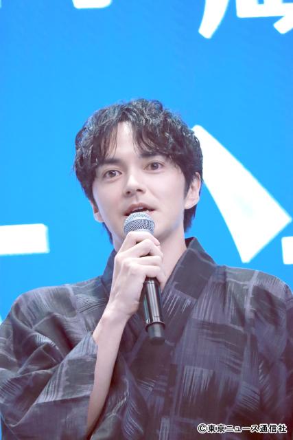 「明日はもっと、いい日になる」制作発表。福原遥、林遣都らが子役と手をつないで浴衣で登場！