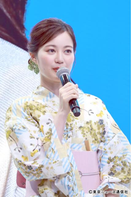 「明日はもっと、いい日になる」制作発表。福原遥、林遣都らが子役と手をつないで浴衣で登場！