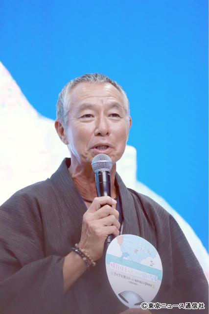 「明日はもっと、いい日になる」制作発表。福原遥、林遣都らが子役と手をつないで浴衣で登場！